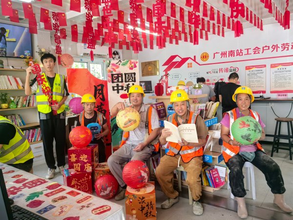 万盈配资 月圆工地暖  异乡亦有情！工地暖心为坚守工友送上节日关怀